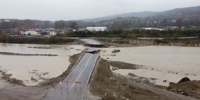 Bartın'ı sağanak vurdu: Servis yolu çöktü