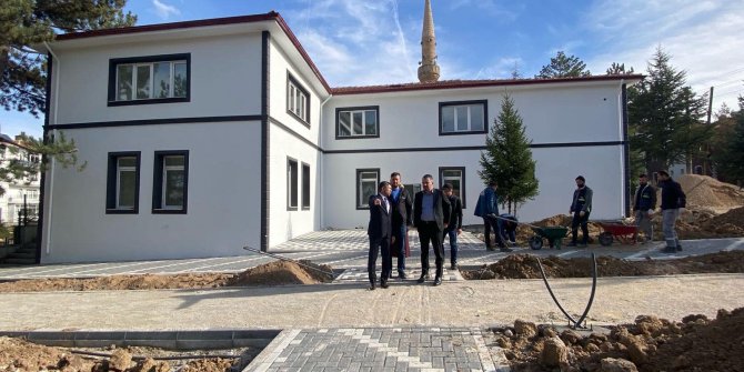 Pursaklar Belediyesi deforme olan mevcut parkları ve yeşil alanları sıfırdan yeniliyor