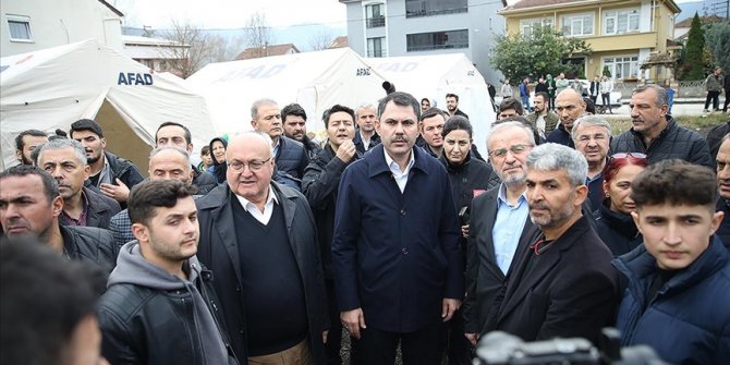 Bakan Kurum depremin yaşandığı Düzce'de bina yıkım çalışmasına katıldı