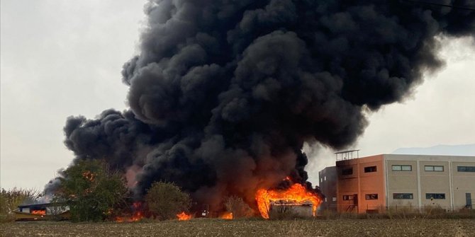 Denizli'de kimya fabrikasında çıkan yangına müdahale ediliyor