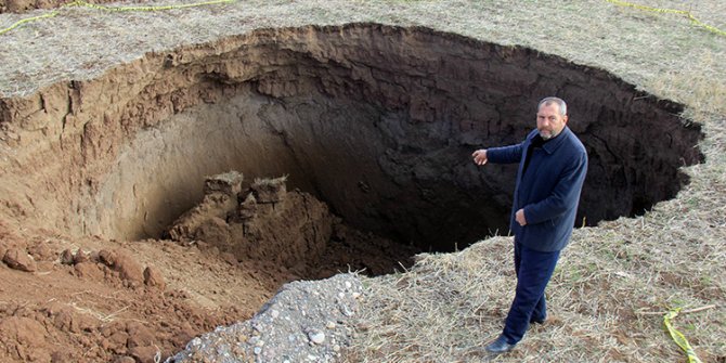 Sivas'ta bir tarlada obruk oluştu