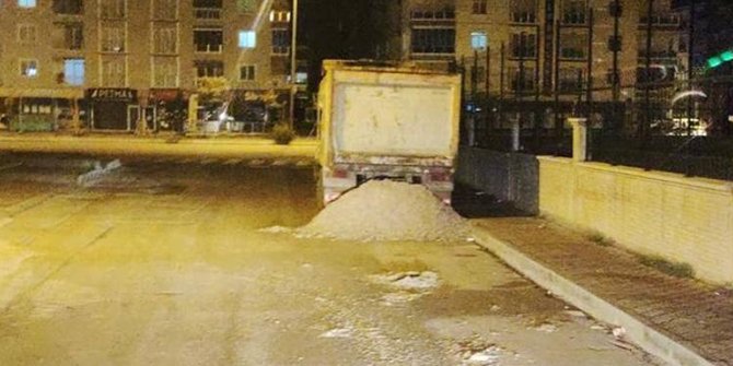 Yola dökülen küspe nedeniyle kayan motokurye bariyere çarpıp öldü