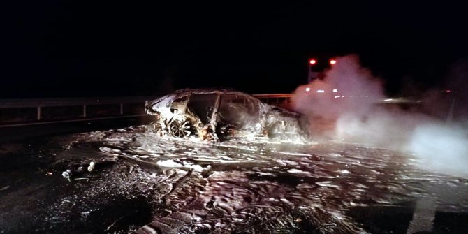 Ankara'da otomobil bariyere çarpıp alev aldı: 3 ölü, 1 yaralı