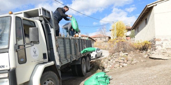 Kahramankazan Belediyesi ihtiyaç sahibi 700 haneye 500 ton kömür yardımında bulundu