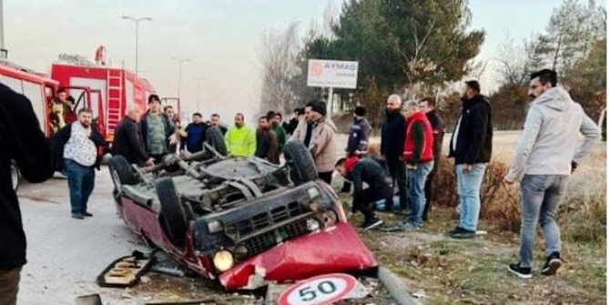 Akyurt'ta otomobil, direğe çarpıp takla attı: 1 ölü, 4 yaralı