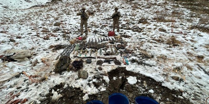 Hakkari'de teröristlere ait silah, mühimmat ve patlayıcı ele geçirildi