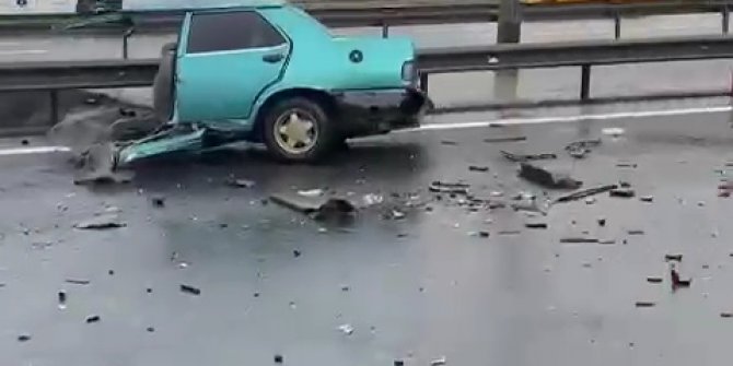 İstanbul'da otomobilin ikiye bölündüğü kazada 2 kişi ağır yaralandı
