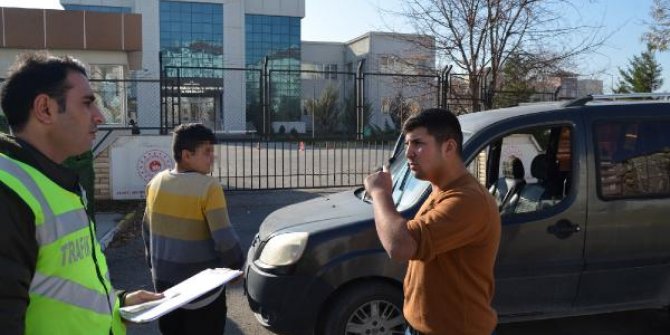 Aksaray'da 12 yaşındaki İ.S.O hafif ticari araç kullanırken polis ekiplerine yakalandı