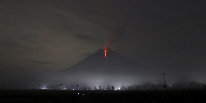 Endonezya'da Semeru Yanardağı lav püskürttü