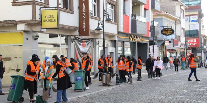 Çubuk’ta öğrenciler çevreyi temizledi