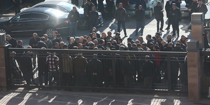 Başkentte özel halk otobüsü şoförleri CHP Genel Merkezi önünde toplandı