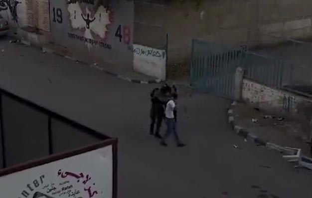 İsrail askerlerinin çocuklara sokak ortasında zulmettiği görüntüler