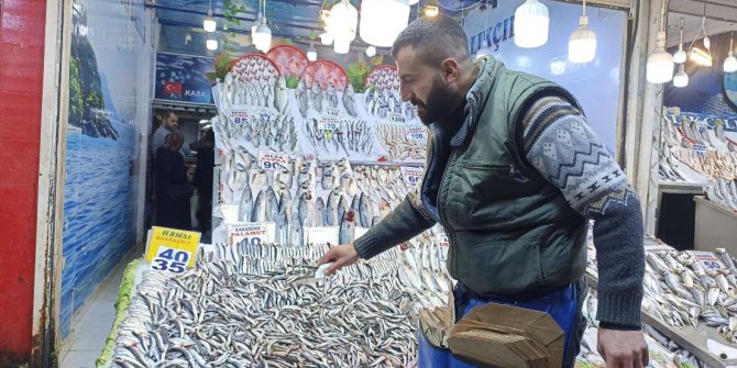 Tarihi Ulus Hali’nde hamsi bereketi vatandaşın yüzünü güldürdü