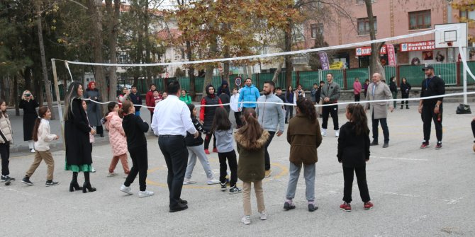 Gölbaşı’nda spor salonu olmayan okullarda öğrencilere spor yaptırmak amacıyla etkinlik başlatıldı