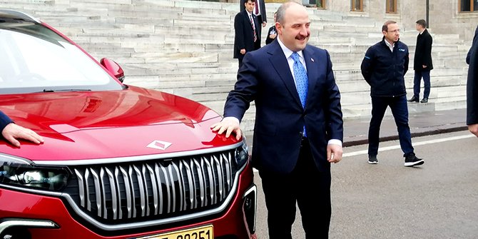 Bakan Varank Meclis’e yerli otomobil Togg ile geldi