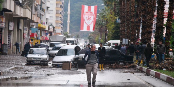 Antalya'da kuvvetli yağış sele neden oldu