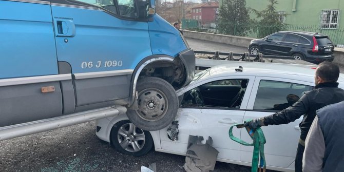 Altındağ’da yoldan çıkan minibüs park halindeki otomobile çarptı: Sürücü yaralandı