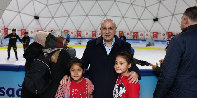 Ahmet Çalık Buz Pateni Pisti çocukların kış eğlencesi haline geldi