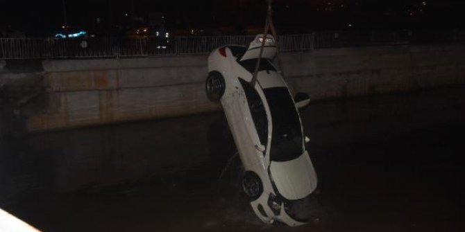 İzmir'de otomobil, çaya uçtu; Kırgız kadın öldü, 1'i Ukraynalı 3 yaralı