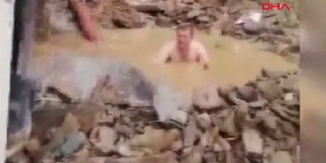 Tıkanan büzleri elleriyle açan Muhtar Mehmet Yılmaz takdir topladı