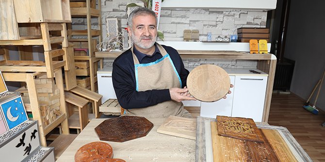 Eski Çubuk Belediye Başkanı çocuklar için oyuncak üretimi yapıyor