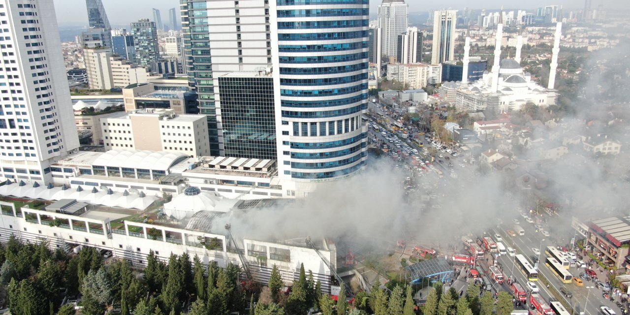 İstanbul Levent’te bir AVM’nin çatısında yangın çıktı