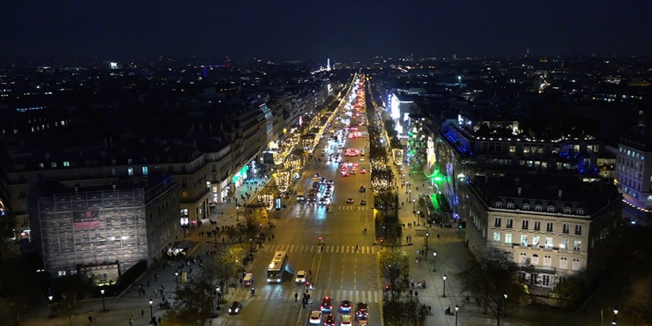 Paris ünlü caddesi Şanzelize’yi Fransa-Arjantin karşılaşması için trafiğe kapatacak