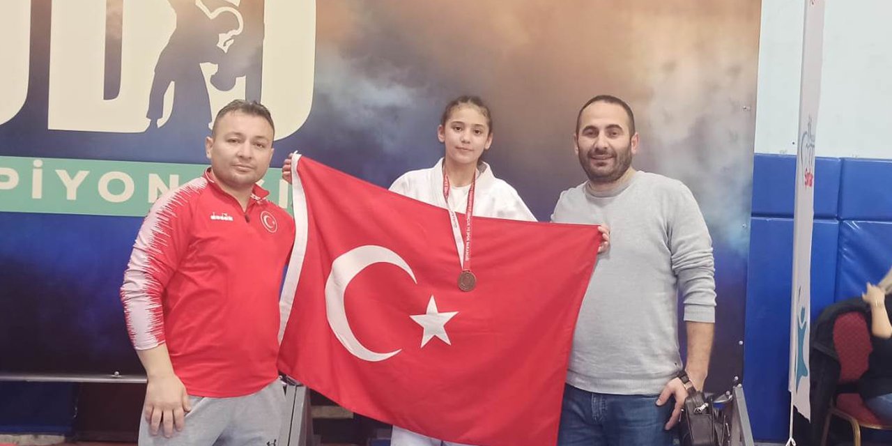 Çubuk Belediyesi oyuncuları Judo Turnuvası’ndan 8 madalya ile döndü