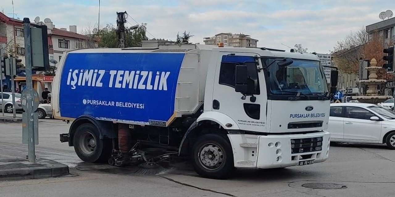 Pursaklar Belediyesi ilçe genelinde temizlik çalışmalarına aralıksız devam ediyor