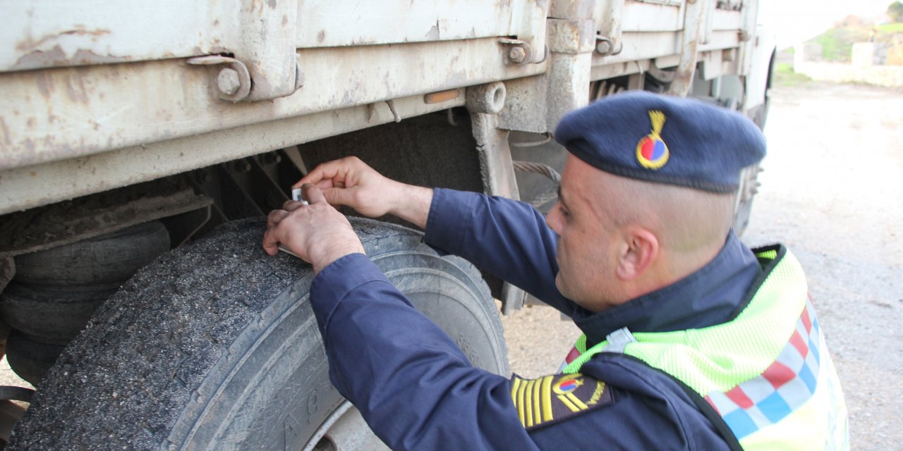 Beypazarı’nda jandarma ekipleri kış lastiği denetimi yaptı