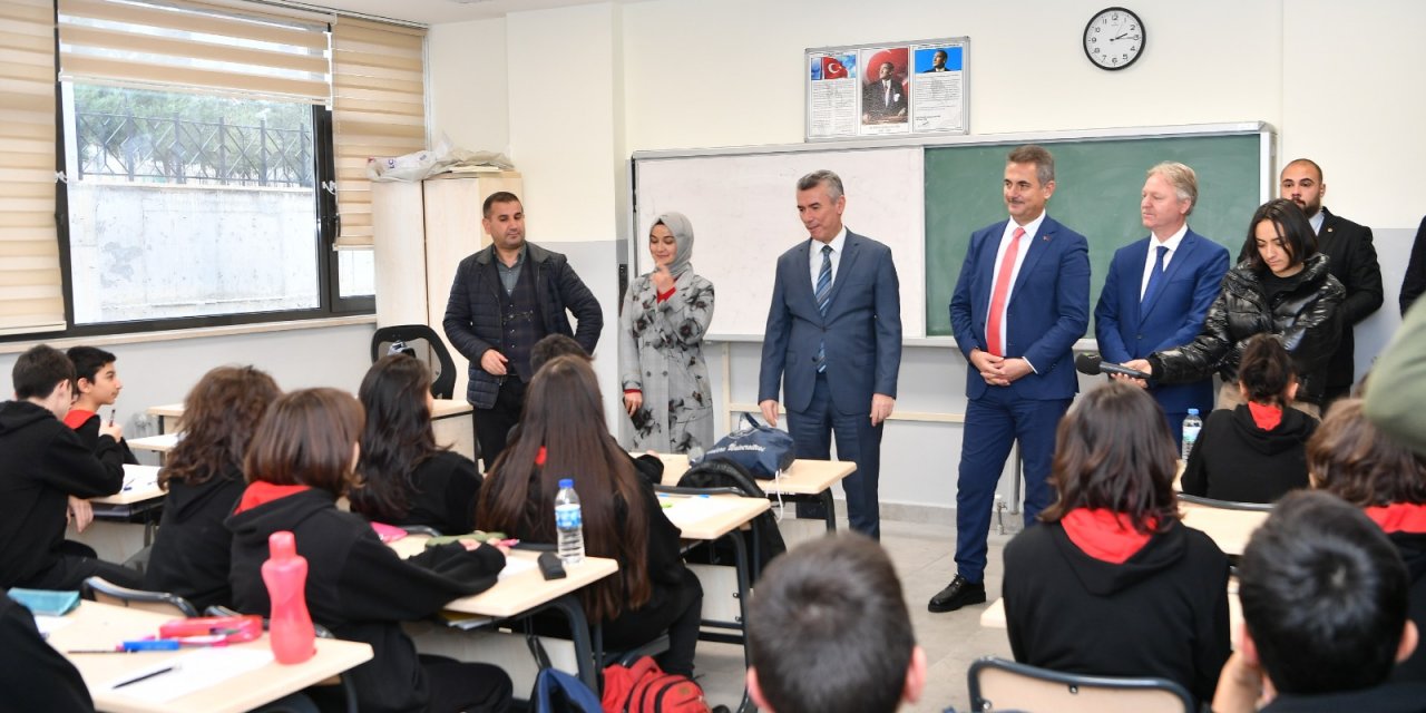 Mamak Belediye Başkanı Murat Köse okuduğu ortaokulu ziyaret etti