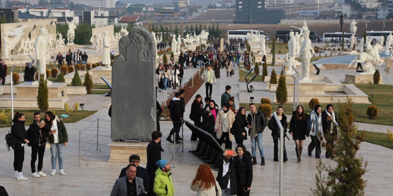 Etimesgut Belediyesi Türk Tarih Müzesi ve Parkı’nı hafta sonu 5 bin kişi ziyaret etti