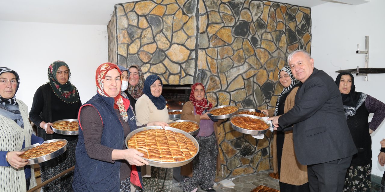 Çubuklu kadınlar taş fırında imece usulüyle ekmek yapıyor