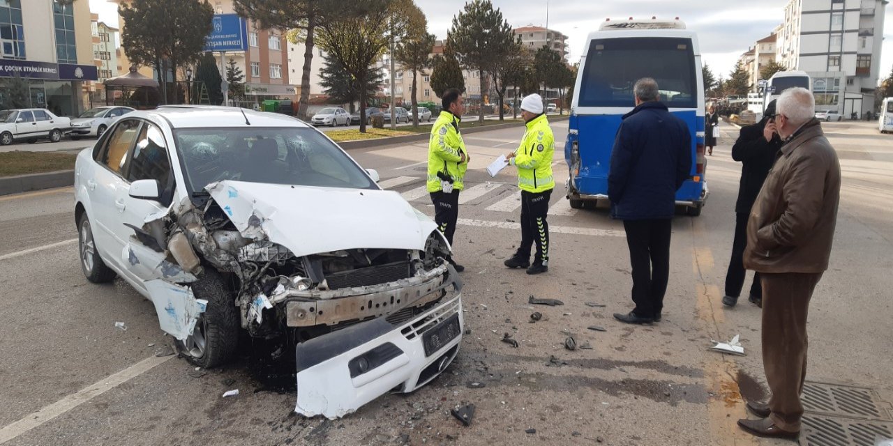 Çubuk’ta yolcu minibüsüyle otomobilin çarpıştığı kazada 7 kişi yaralandı