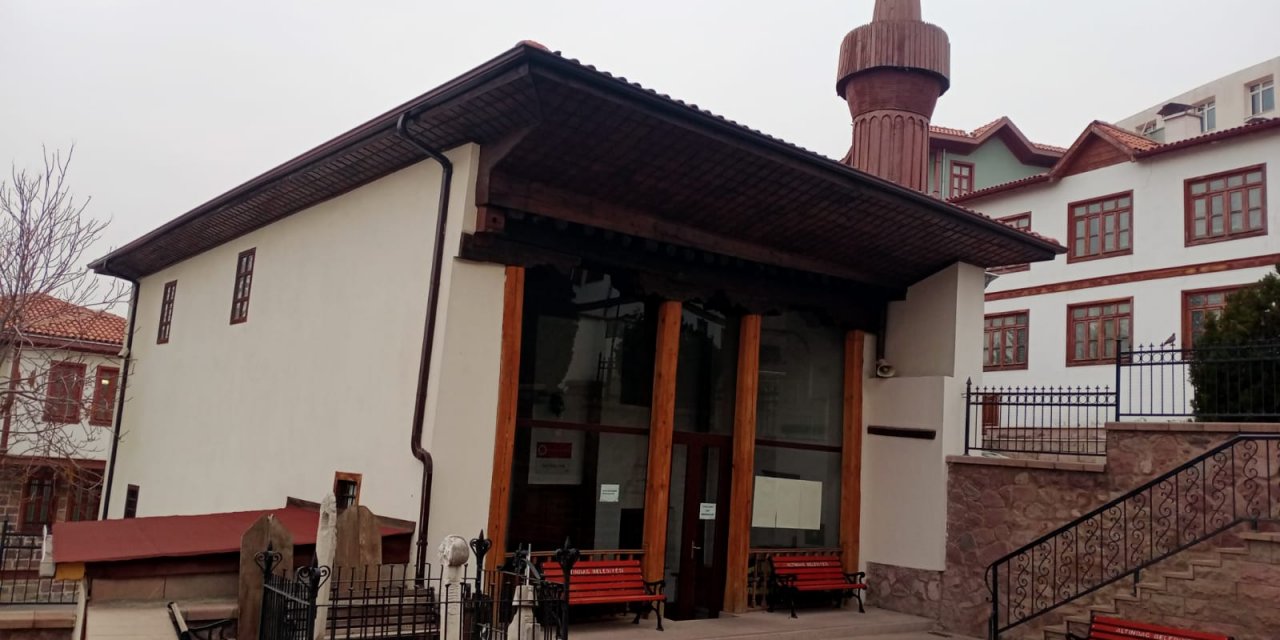Tarihi Hacı Ayvaz Camisi’nin merdivenleri tadilat istiyor