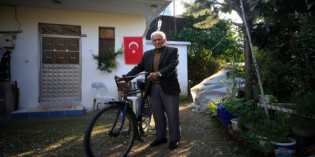 Mahallenin "muhtar dede"si 70 yıldır bisikletiyle yollarda