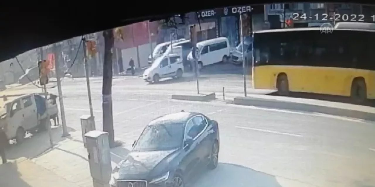 Sultangazi'de İETT otobüsü ile otomobil çarpıştı: 1 kişi yaralandı