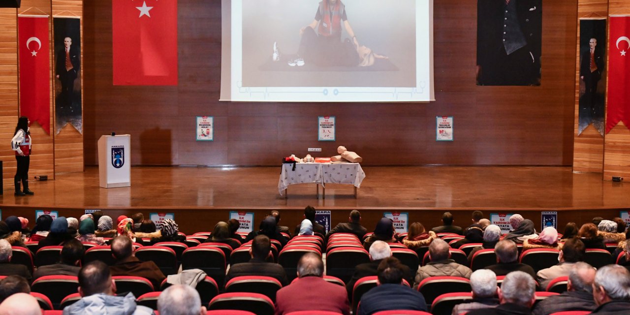 Büyükşehir Belediyesi servis şoförleri ve rehberlerine ilk yardım eğitimi verdi