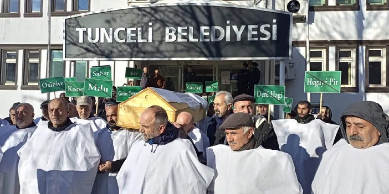 Tunceli’de köylüler tabut ve kefenlerle belediyeyi protesto etti