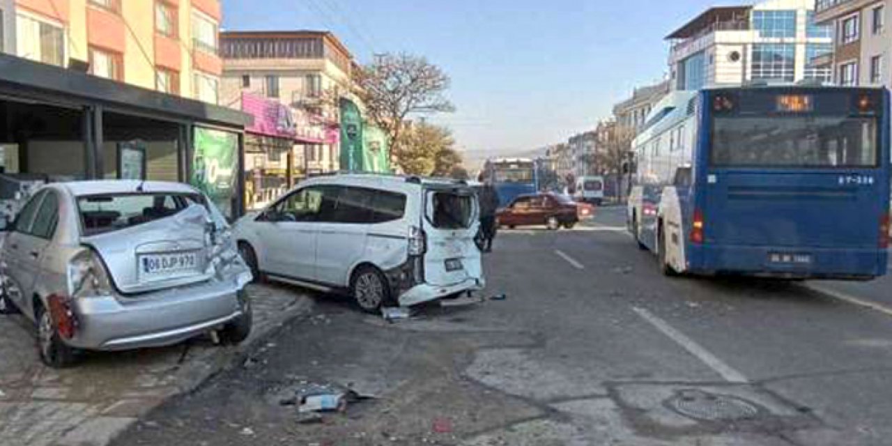 Altındağ’da kaygan yol iki otobüsün kaza yapmasına sebep oldu
