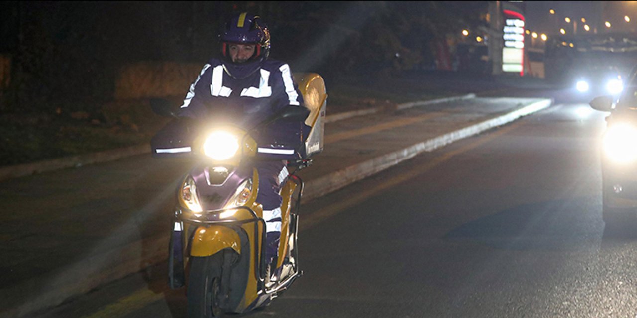 Bakan Varank Ankara’da motokurye oldu ve sipariş götürdü