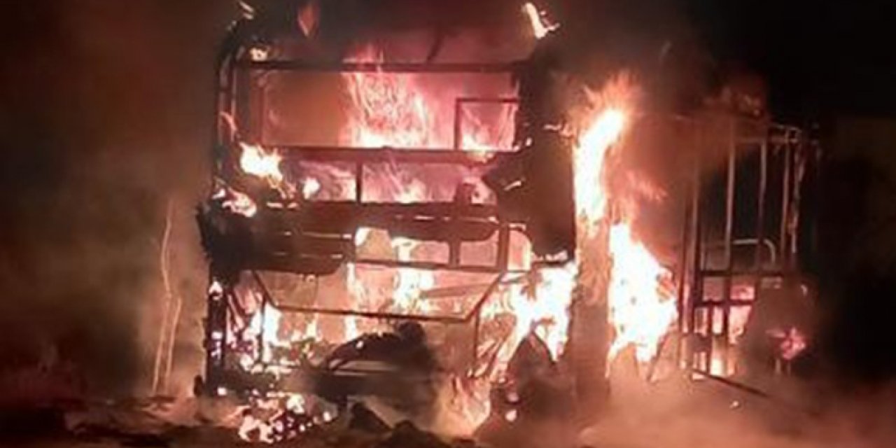 Bursa’da özel halk otobüsü yanarak hurdaya döndü