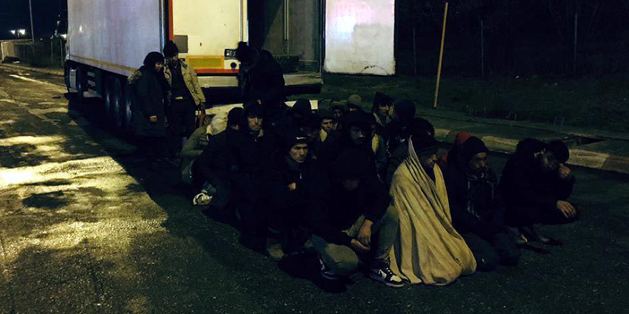 TIR dorsesinden 24 kaçak göçmen çıktı