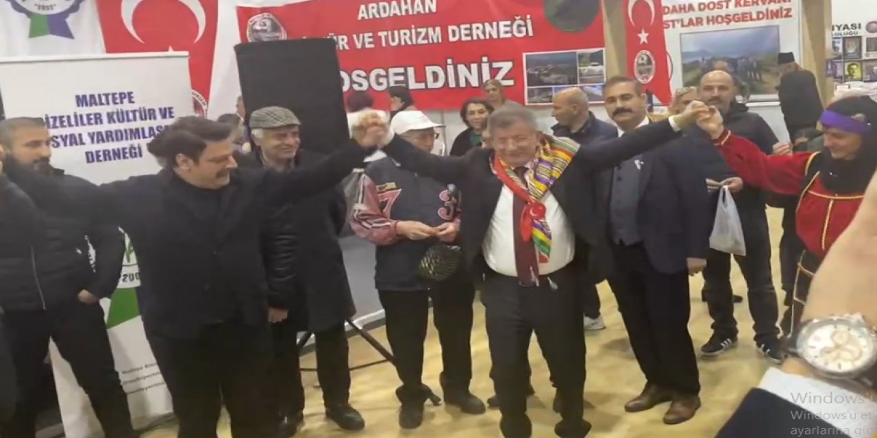 Gelecek Partisi lideri Davutoğlu Türk Dünyası Buluşması'nda horon oynadı