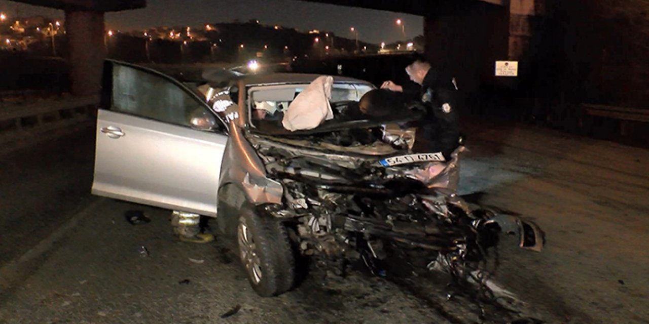 İstanbul’da araç bariyerlere çarptı: 3 yaralı