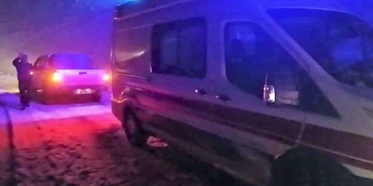 Siirt’te kara saplanan ambulans kurtarıldı