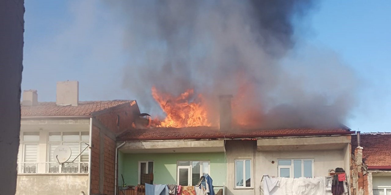 Tokat’ta 5 katlı pasajın çatısı yandı