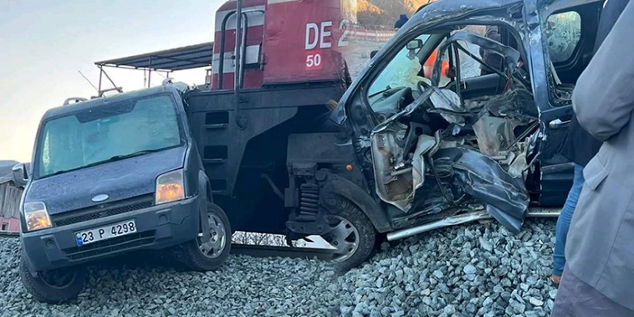 Yük treni otomobile çarptı: 1 yaralı