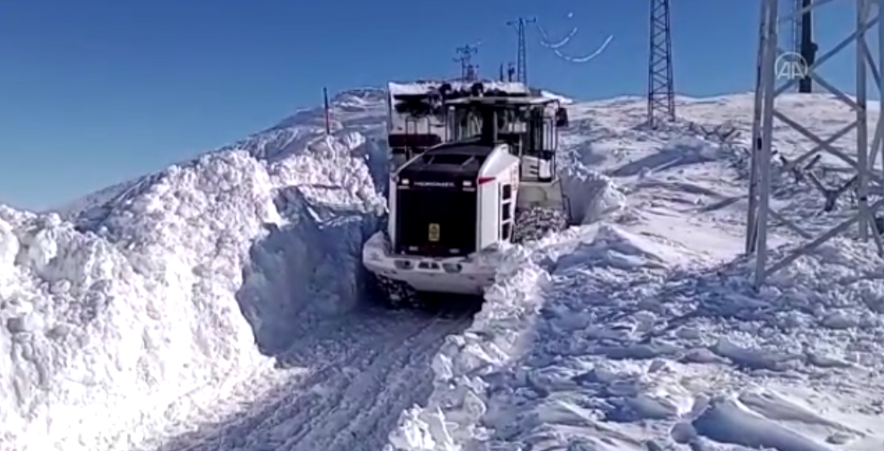 Pekçok il kara hasret iken, Hakkari’de kar kalınlığı 4 metreyi buldu