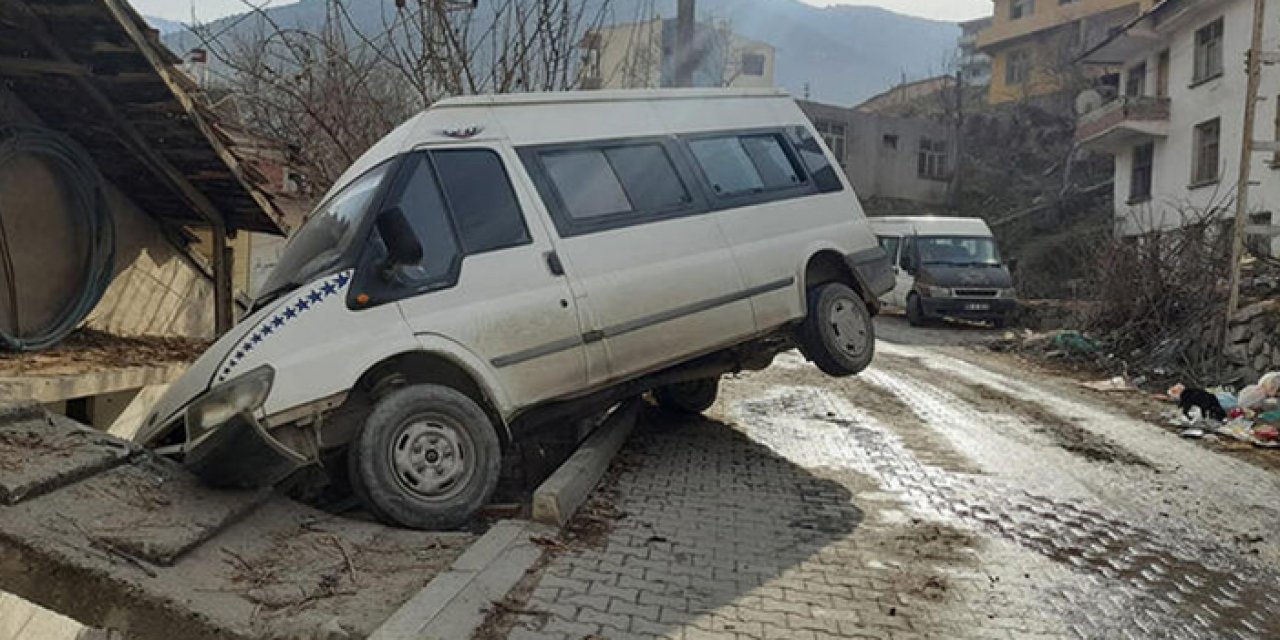 Artvin’de bir araç buzlu yolda kaydı asılı kaldı
